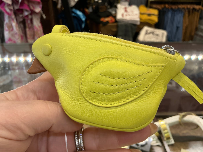 Ili New York bird coin pouch charm attached to a bag, featuring a colorful bird design and metal keyring for decoration.