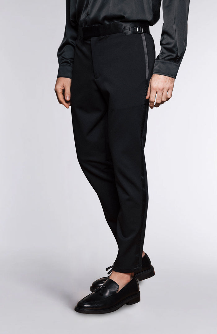 Model is 6'2 wearing W34