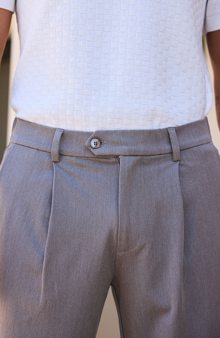 Como Relaxed Fit Pleated Tailored Trouser in Taupe
