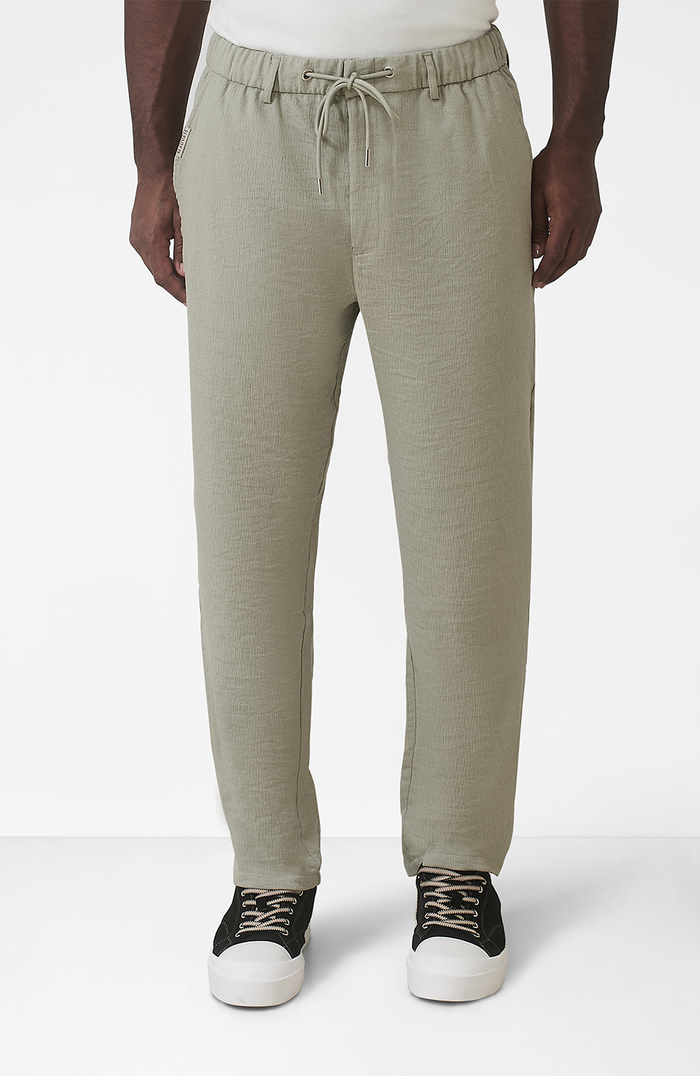 Model is 6'2 with W32, wearing W32
