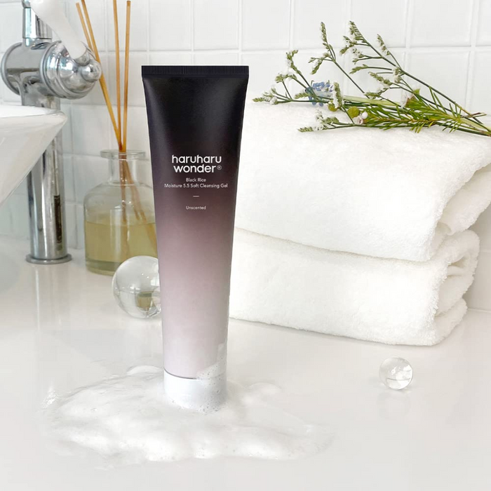 A gentle, low pH cleansing gel formulated with fermented black rice extract and beta-glucan to deeply cleanse and hydrate your skin.