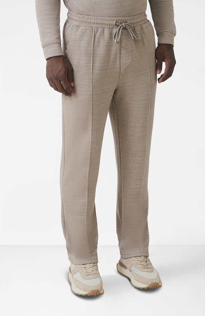 Model is 6'2 with W32, wearing W32