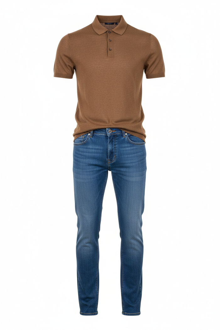 Brown shirt and royal blue jeans outfit combo