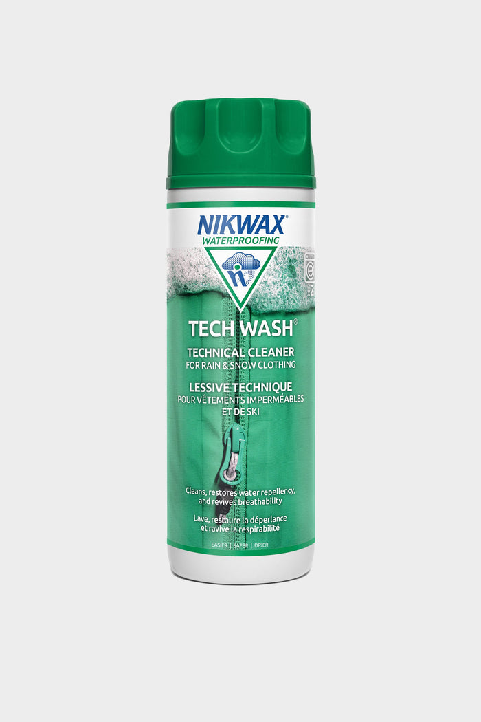 A green bottle of 686 Nikwax Tech Wash®, a cleaner for rain and snow gear, is shown against a white background. The front label features product details in English and French.