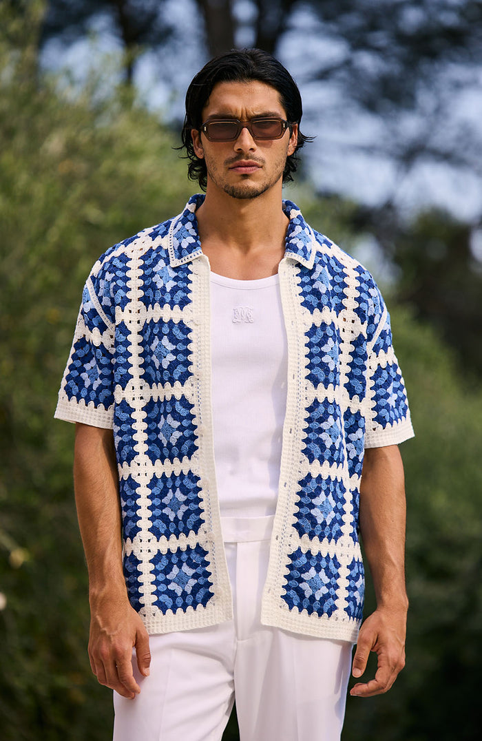 Model is 5'11 with a chest 38", wearing size M