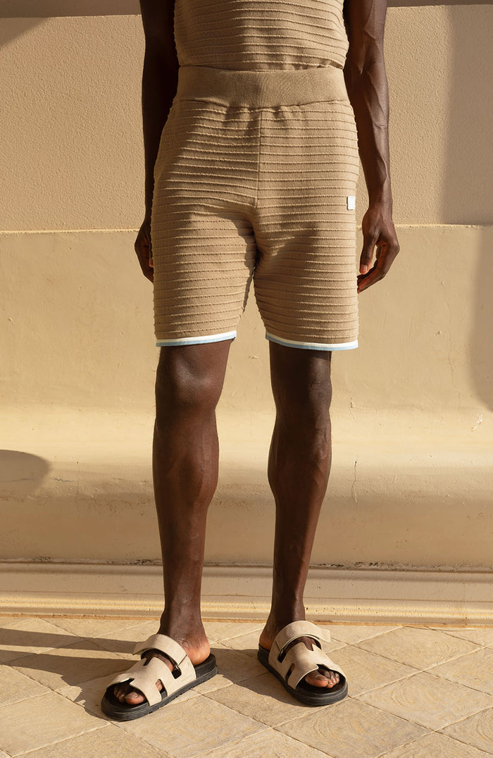 Model is 6'2, waist 32", wearing a W34