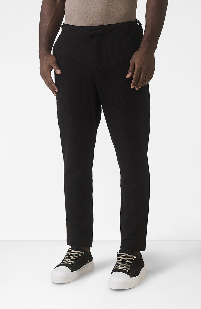 Model is 6'2 with W32, wearing W32